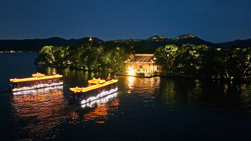 西湖夜游船。杭州市西湖游船有限公司供圖