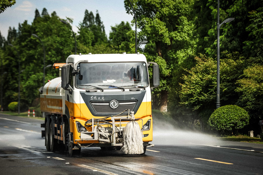 伴隨高溫，漕雅線一輛輛灑水車在路上穿梭，所過之處，道路見黑，帶來一陣陣清涼。余杭區交通運輸局供圖