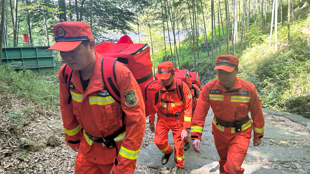 西湖森林消防專業隊頭頂烈日巡山。邢潔攝