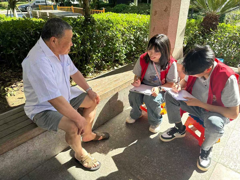 社工們的身影總是與居民們形影不離。蛟川街道供圖