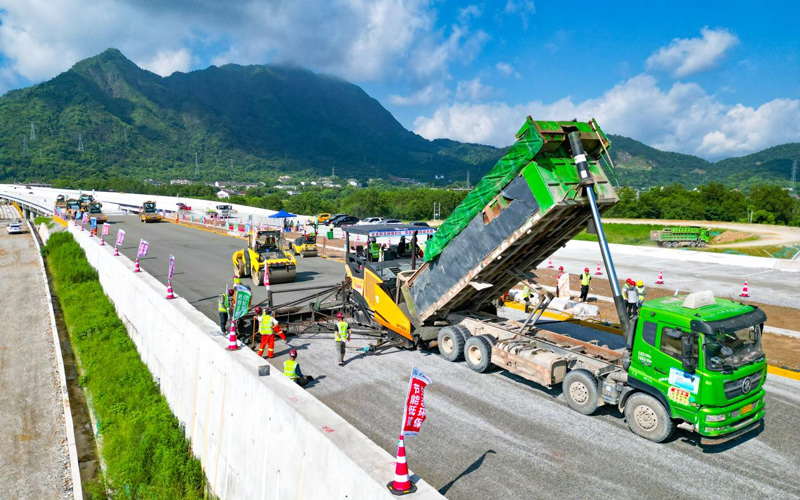 瑞蒼高速首段路面水穩底基層試驗段開始攤鋪。浙高建公司供圖