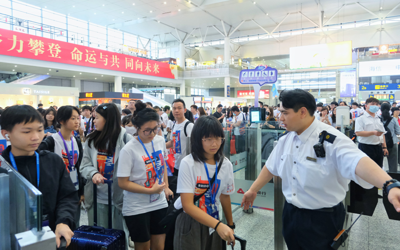 旅客有序通過(guò)驗(yàn)票閘機(jī)。過(guò)云松攝