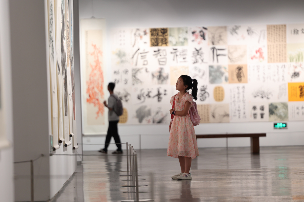 “缶脈薪續——董芷林師生書畫作品聯展”在寧波美術館開幕。唐嚴攝