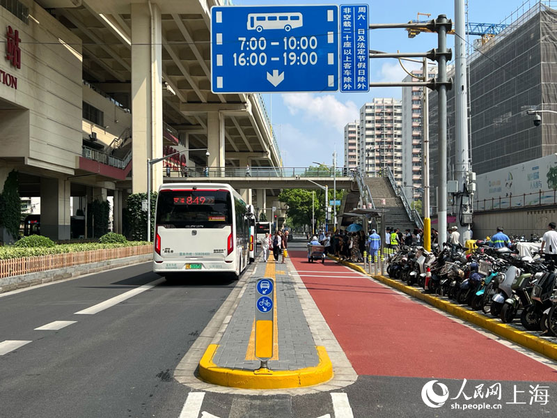 改造后的公交車站。人民網 馬作鵬攝