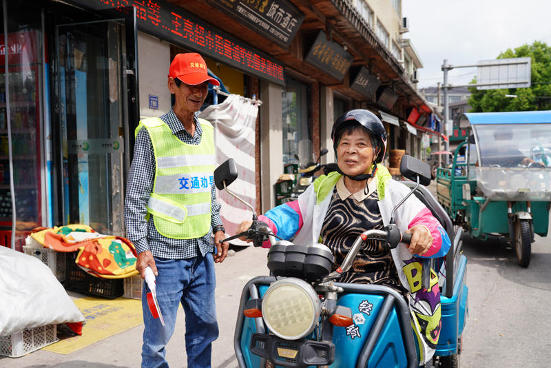 交通勸導(dǎo)員開展道路安全勸導(dǎo)工作。長街鎮(zhèn)供圖