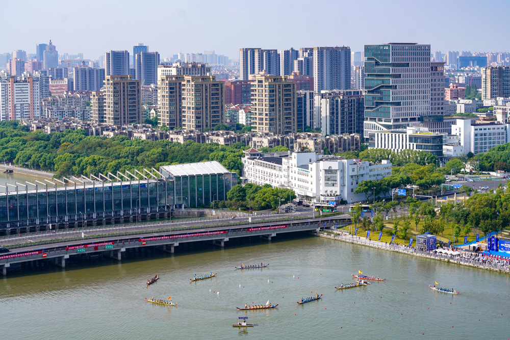 8月25日，大運河龍舟賽在寧波市江北區姚江公園及余姚江水域燃情開賽。李越攝