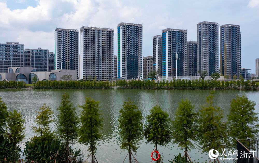 空中俯瞰臺州市黃巖區東浦未來社區，一幢幢高樓拔地而起，工程建設穩步推進。人民網 章勇濤攝