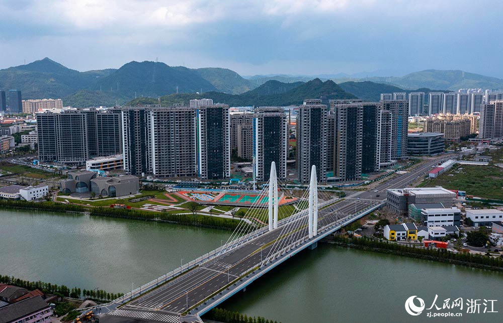 空中俯瞰臺州市黃巖區東浦未來社區，一幢幢高樓拔地而起，工程建設穩步推進。人民網 章勇濤攝