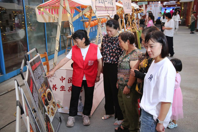 路南街道中醫藥文化夜市現場。章玲婧攝