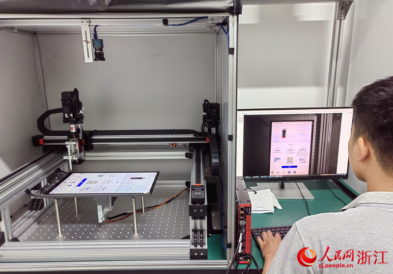研發人員正在智能研究院進行測試。人民網 程欣攝