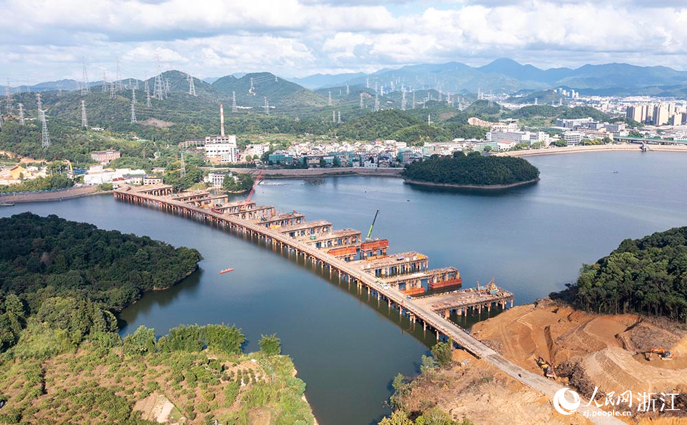 在甬臺溫改擴建寧波南段項目楊梅嶺水庫1號橋施工現場。人民網 章勇濤攝