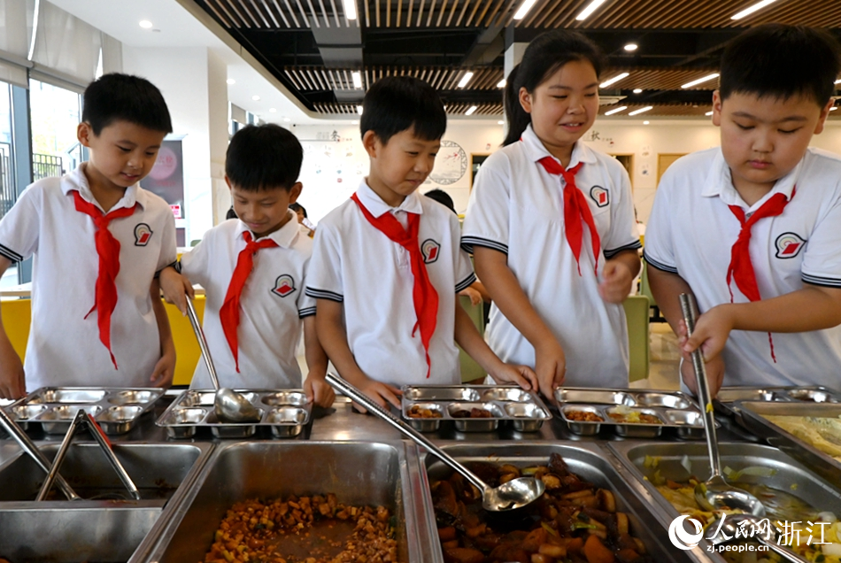 學生打飯。人民網記者 張麗瑋攝