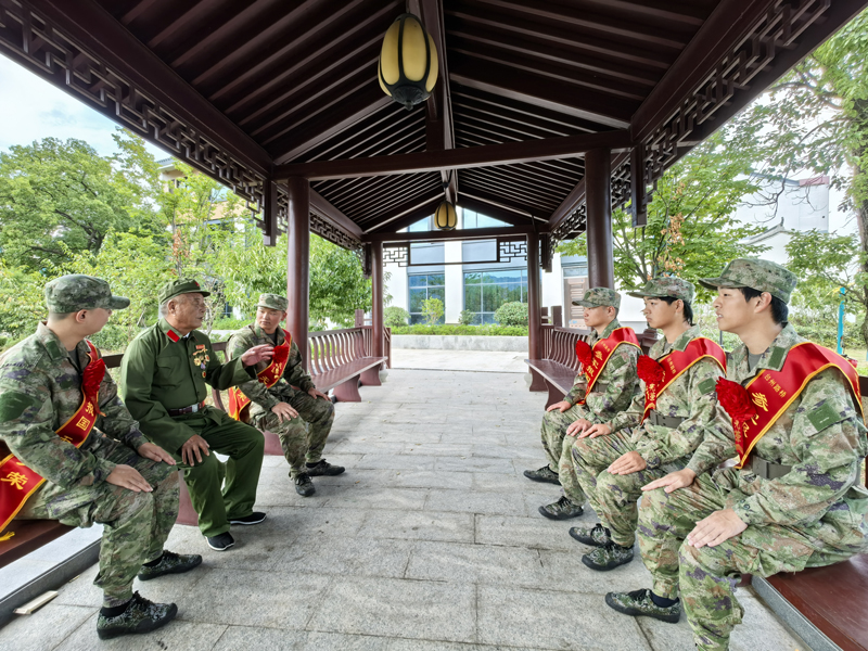 抗戰老兵陳彩連向新兵講述軍旅故事。池安寧攝