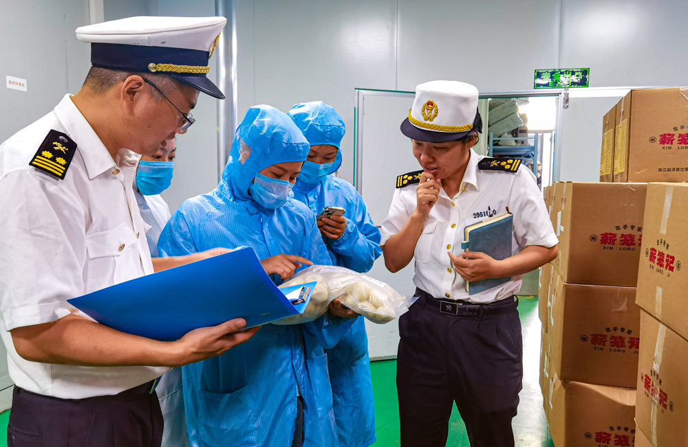 9月24日，嵊新海關工作人員正在企業里給出口柬埔寨的嵊州小籠包驗貨。張亮宗攝