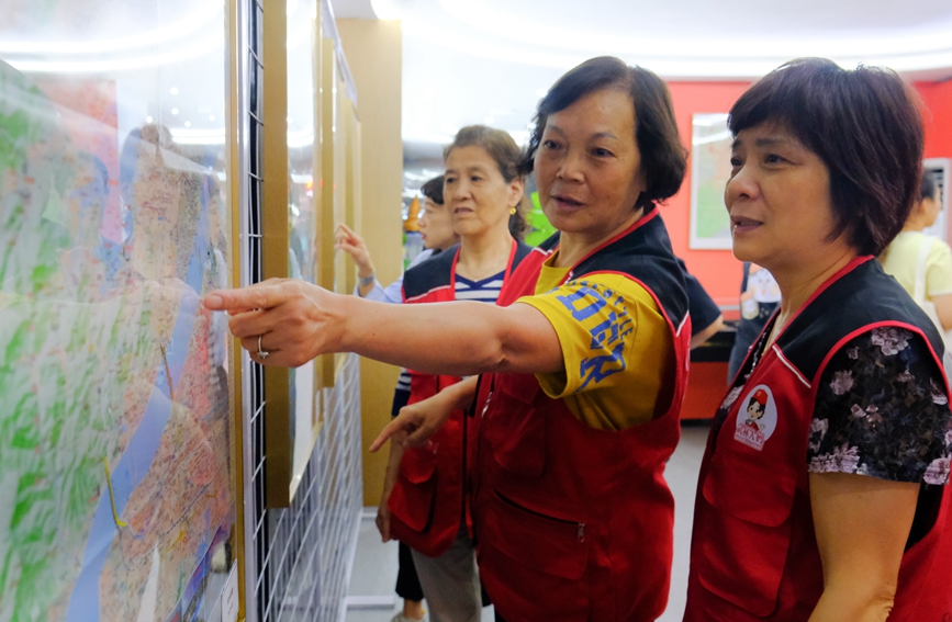 市民在展廳參觀。連玨攝