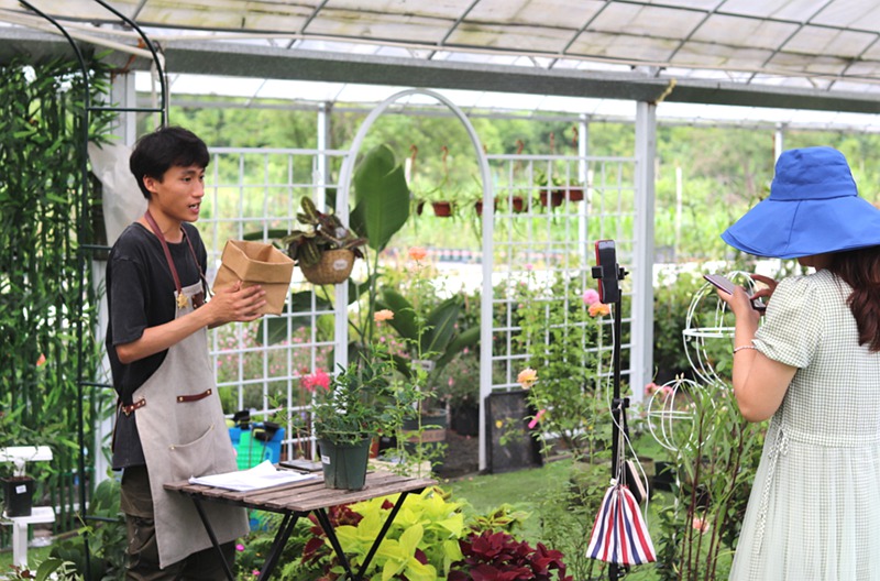 王天云與團隊一起打造了集直播、發貨、花園于一體的新農業示范基地。受訪者供圖