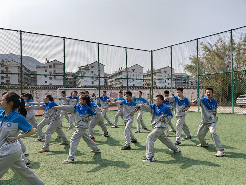 在龍泉市安仁中學(xué)操場上，可以看到學(xué)生們在菇民防身術(shù)非遺老師周有平的帶領(lǐng)下認(rèn)真進(jìn)行拳術(shù)操練，一招一式有板有眼。