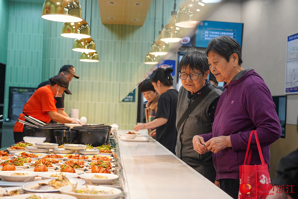 老年人在社區食堂點菜就餐。人民網 章勇濤攝