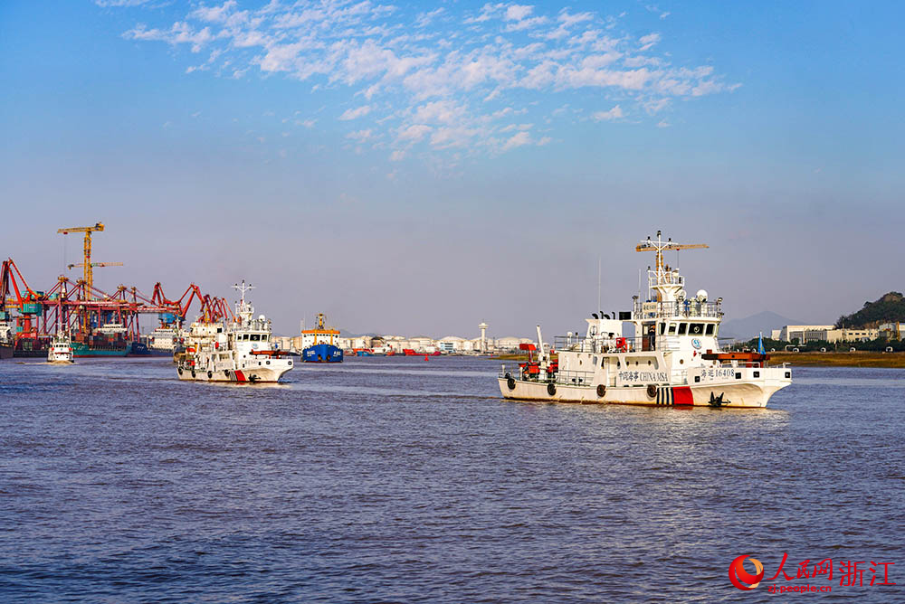 浙江首批航標夾持船駛向位于寧波市鎮海區招寶山街道的寧波航標處碼頭。人民網 章勇濤攝