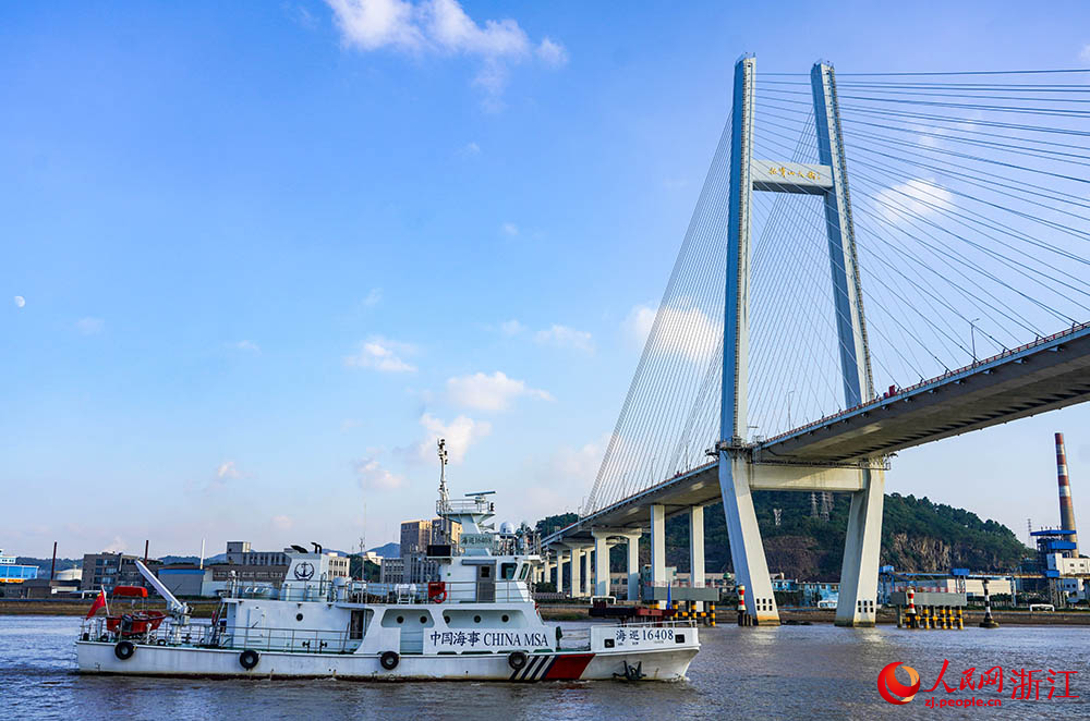 浙江首批航標夾持船駛向位于寧波市鎮海區招寶山街道的寧波航標處碼頭。人民網 章勇濤攝