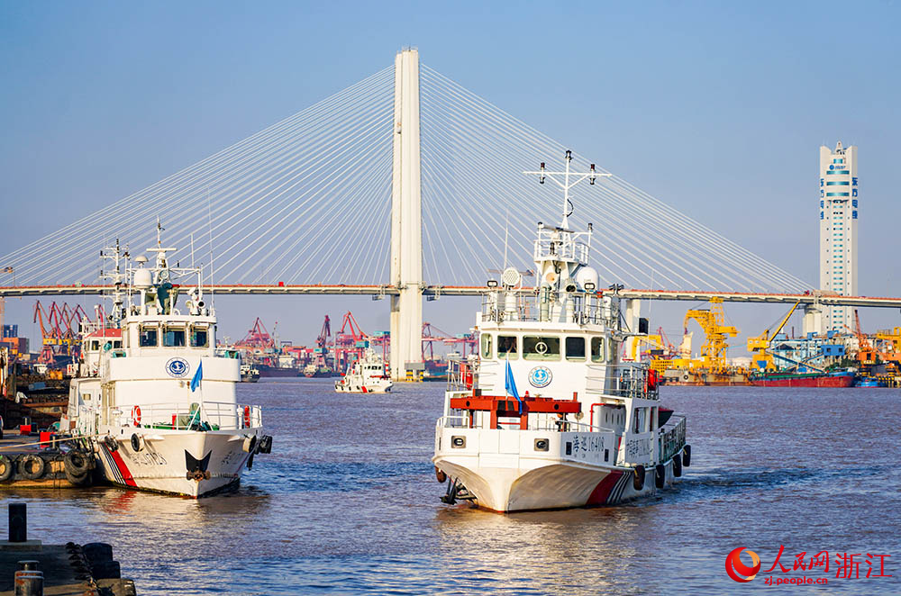 浙江首批航標夾持船駛向位于寧波市鎮海區招寶山街道的寧波航標處碼頭。人民網 章勇濤攝