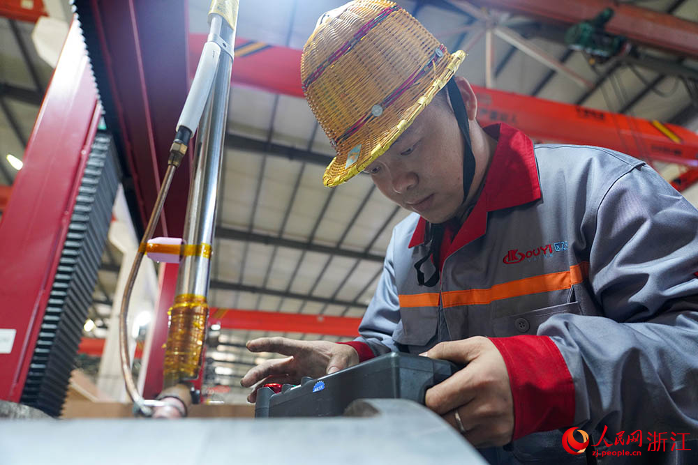 近日，在麗水市蓮都經濟開發區一家閥門企業數字化車間，工人正有條不紊地忙碌著。人民網 章勇濤攝