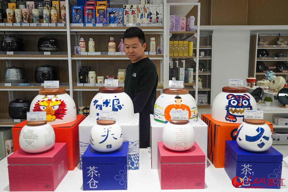 在臺州市黃巖區天薈廣場的“海投臻選”旗艦店，市民在購買進口商品。人民網 章勇濤攝