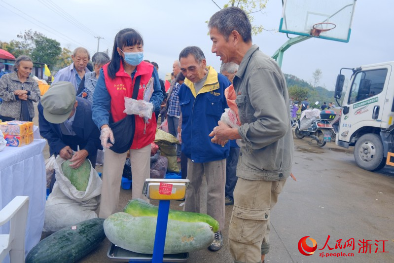 在江山市新橋村，村民將剛采摘的冬瓜拿到“供富大篷車”售賣。人民網(wǎng) 程欣攝