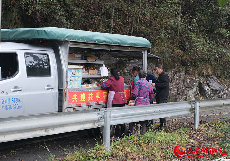 云和縣盤條口村村民正在“供富大篷車”前購(gòu)買生活用品。人民網(wǎng) 程欣攝