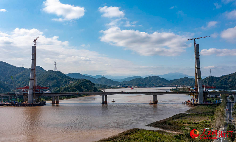 靈江特大橋是甬臺溫改擴建臺州北段項目控制性工程。人民網 章勇濤攝