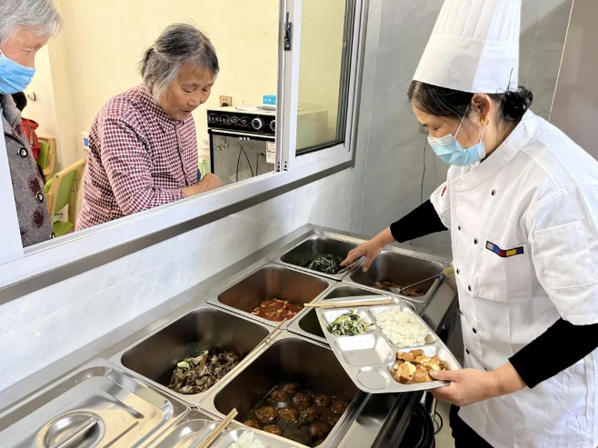 老年助餐點(diǎn)里，老人們排隊(duì)打飯菜。全椒縣委宣傳部供圖