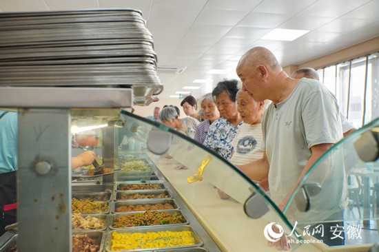 恒通社區老年食堂內，老人們正在排隊打菜。人民網 陳若天攝