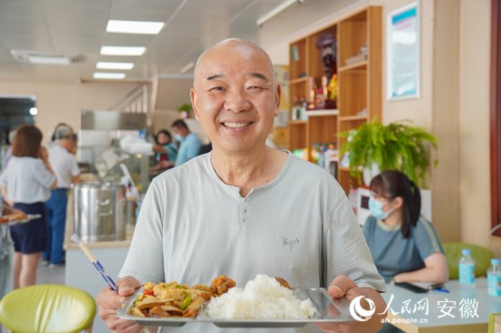 恒通社區老年食堂內，老人們吃得舒心安心。人民網 陳若天攝