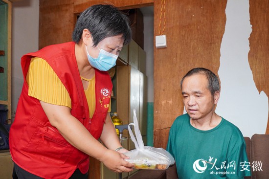 恒通社區老年食堂還為特殊困難群體提供上門送餐服務。人民網 陳若天攝