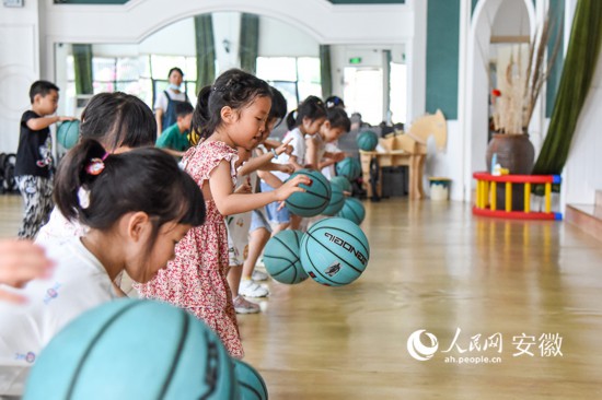 幼兒園開設(shè)的小籃球班。人民網(wǎng) 李希蒙攝