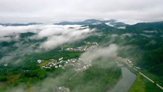 綠水青山。潘成攝