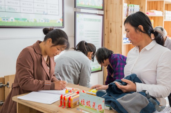 生態(tài)美超市里，村民正在登記。謝輝煌攝