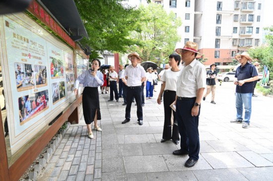 與會代表走進奉化區岳林街道迎恩社區 奉化區文明辦供圖