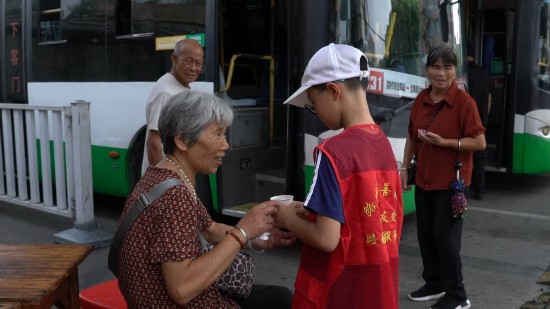 “夏日送涼茶”活動現場。路南街道供圖