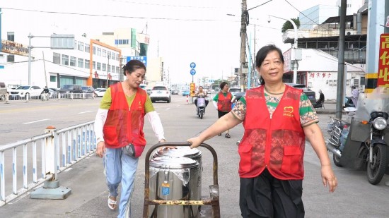 “夏日送涼茶”活動現場。路南街道供圖